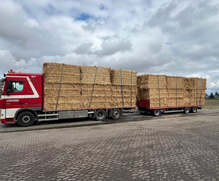 Vrachtwagen verplaatst stro