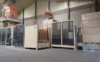 Het stro wordt verwerkt in de machine.