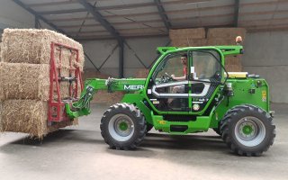 Stro wordt verplaats met hefmachine